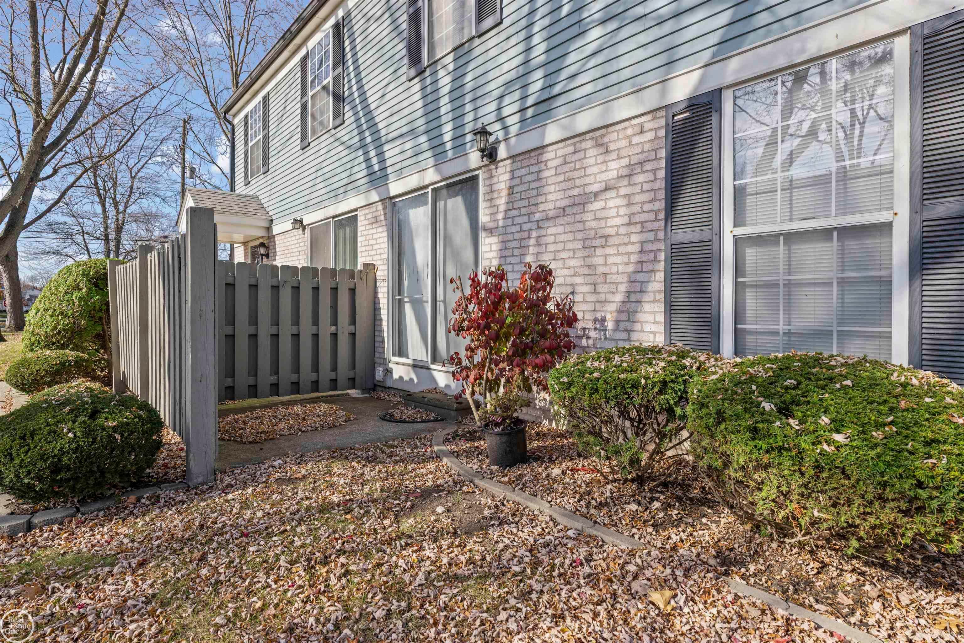 24692 N MEADOW Drive 9 / 3