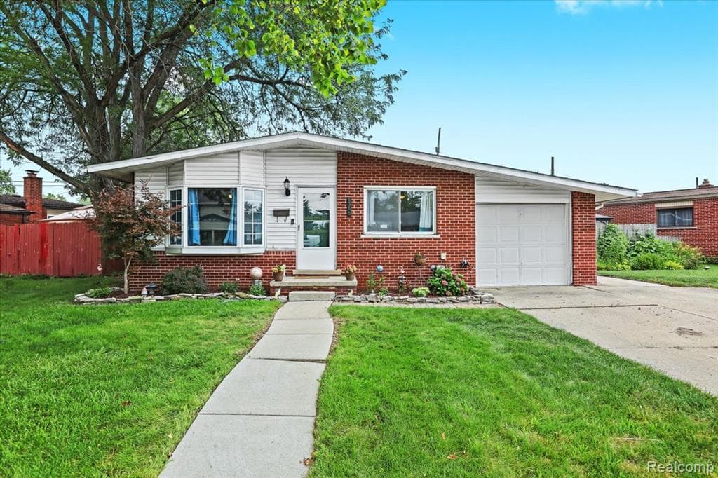 8346 Hillcrest Boulevard