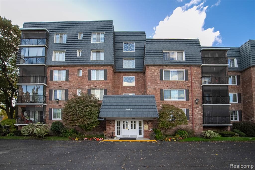 3415 Benjamin Avenue 403