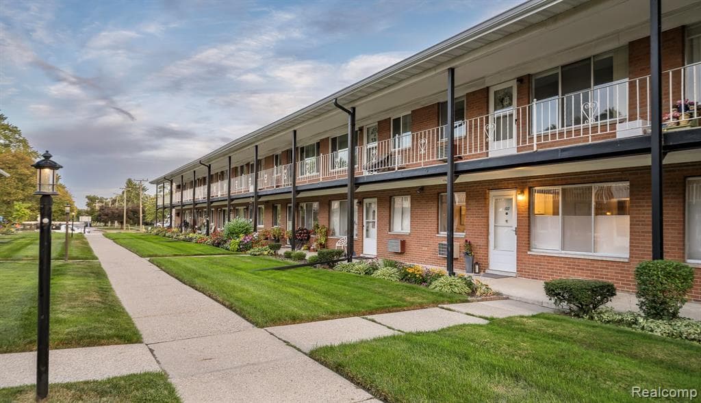 2125 Clawson Avenue 107