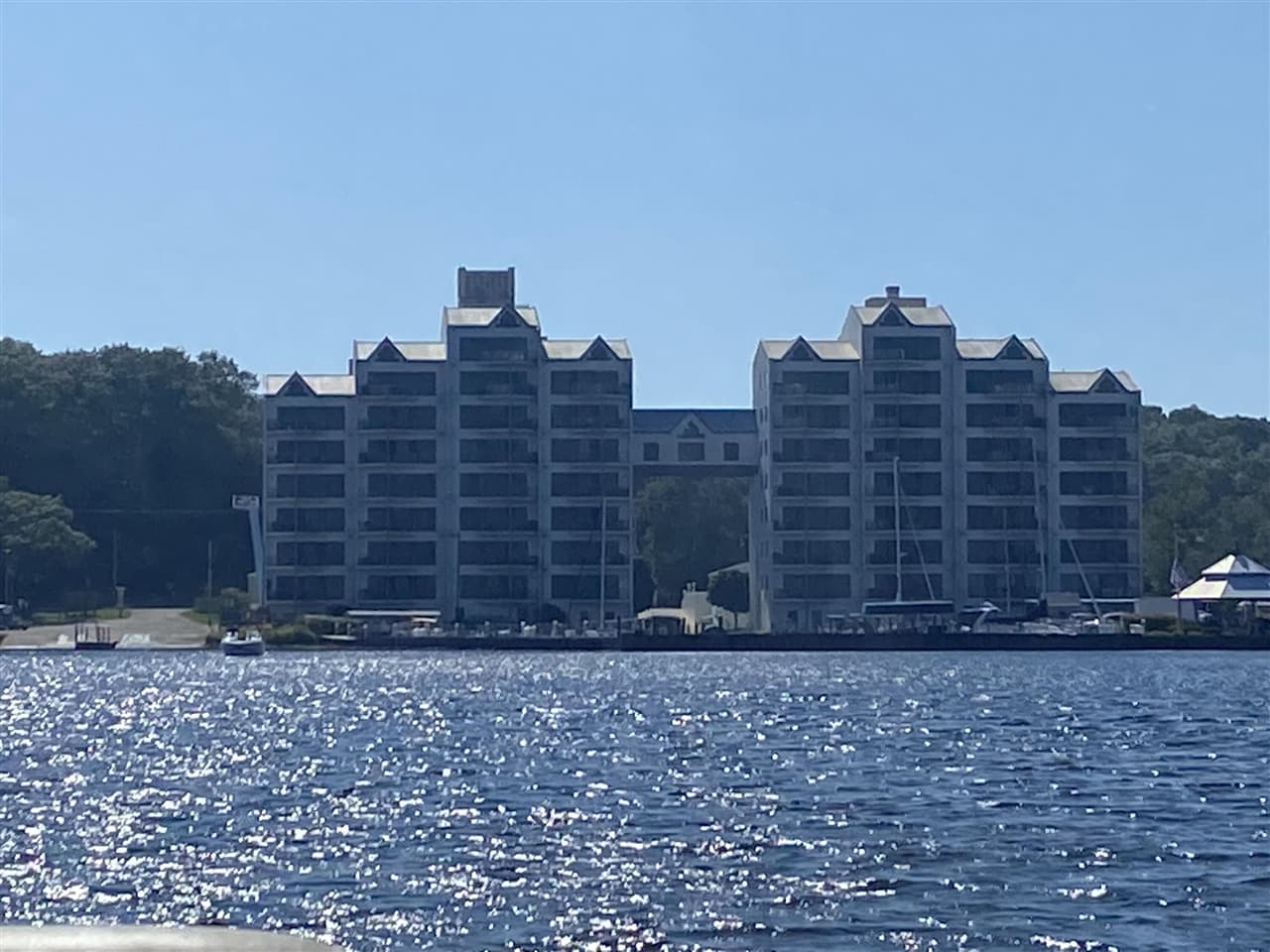 2964 Lakeshore Drive E102