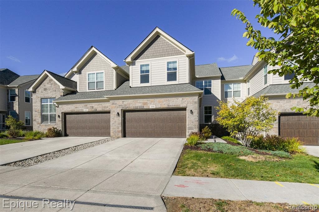 3090 N Spurway Drive