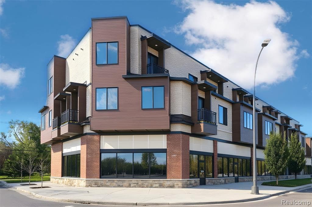 1760 E AUBURN Road 202