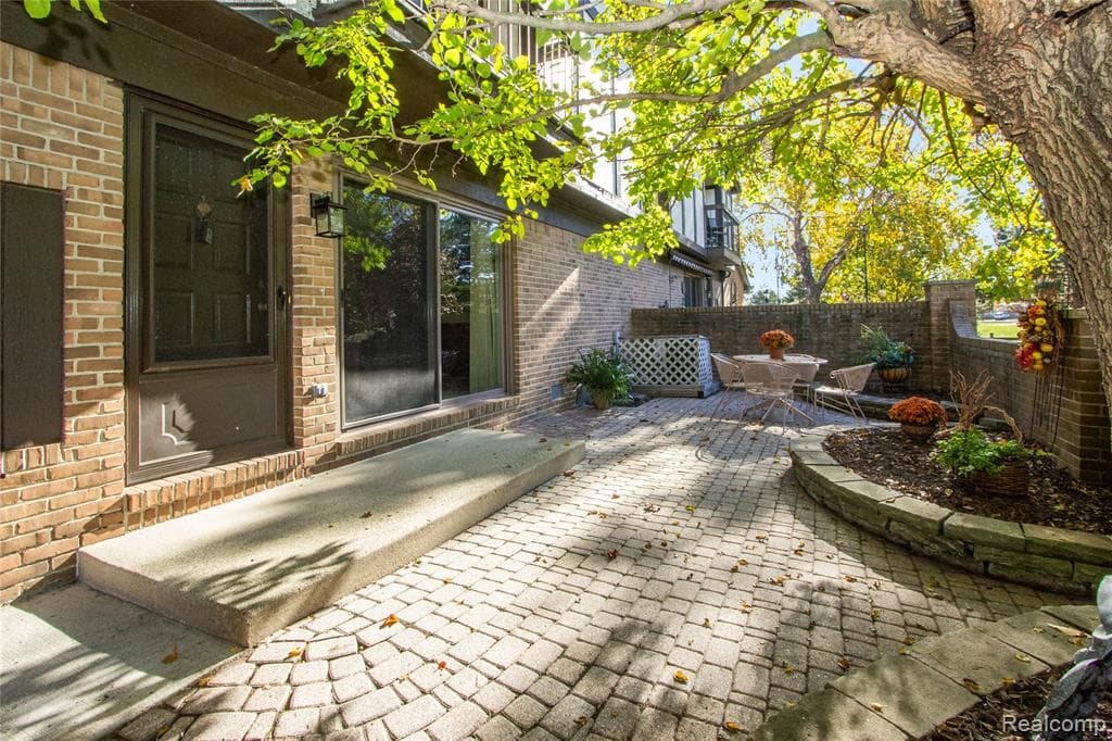 224 Country Club Drive 9