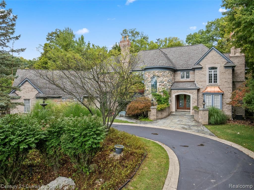 34062 Lyncroft Street