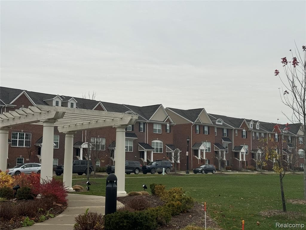 47757 Hillcrest Drive