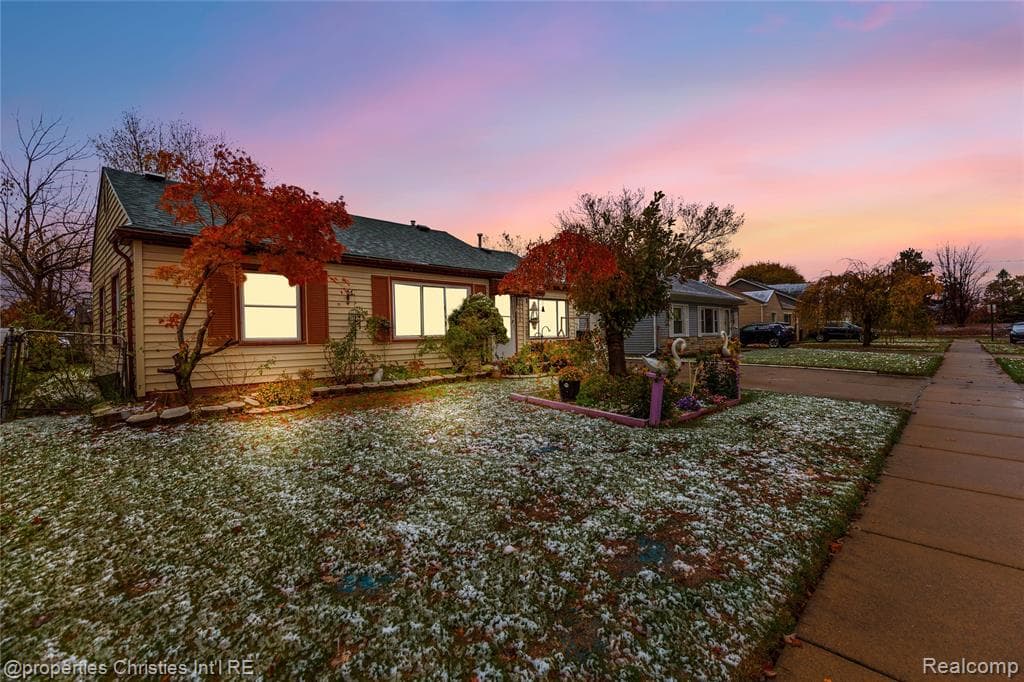 27100 Woodmont Ave Street