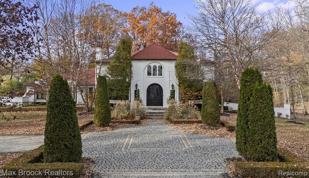 5190 Clarendon Crest Street