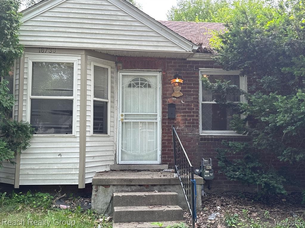 18738 GRANDVILLE Avenue