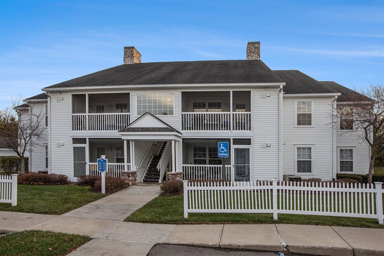 2768 S Knightsbridge Circle