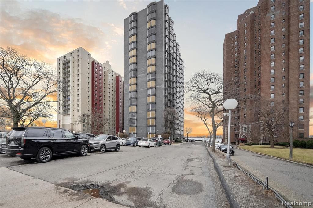 8200 E Jefferson #1202