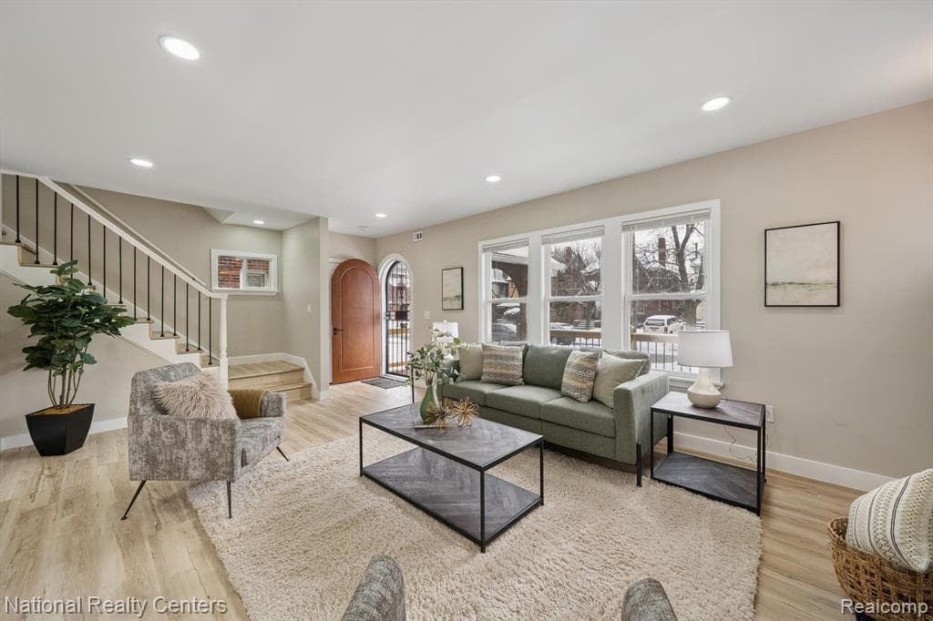 3336 W Buena Vista Street