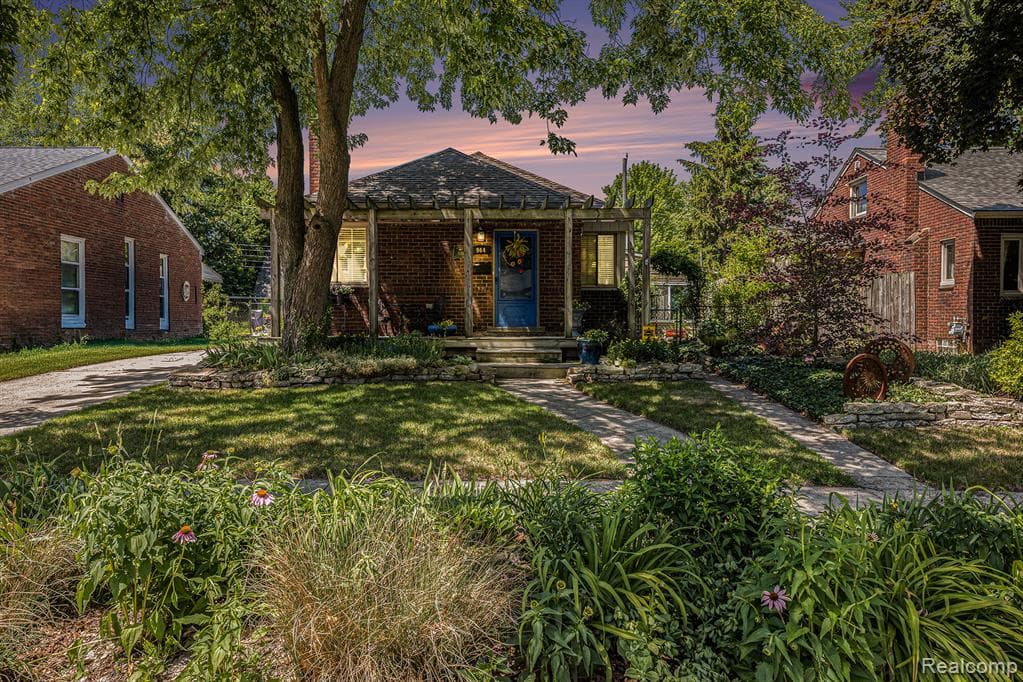 964 W Marshall Street