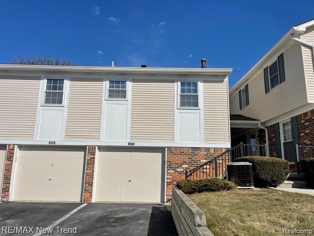 42101 ROSCOMMON Street