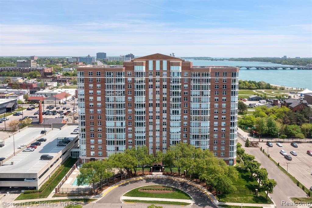 250 E HARBORTOWN Drive 136