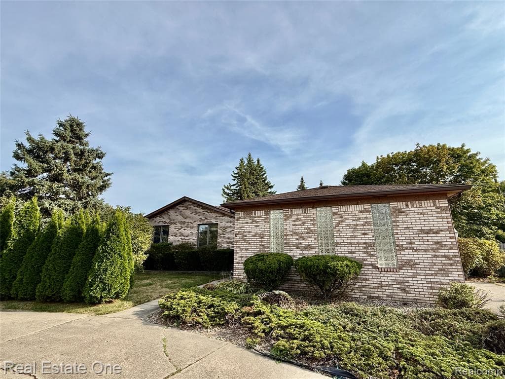 194 E Long Lake Road