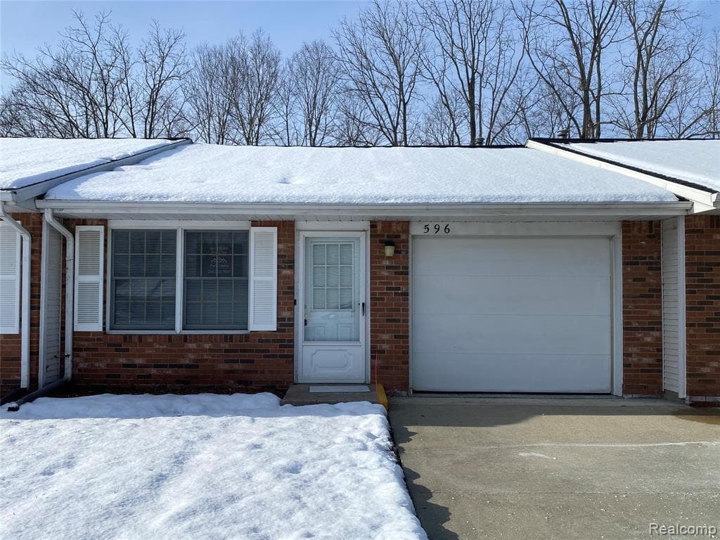 596 Yorkshire Sq. Square 23