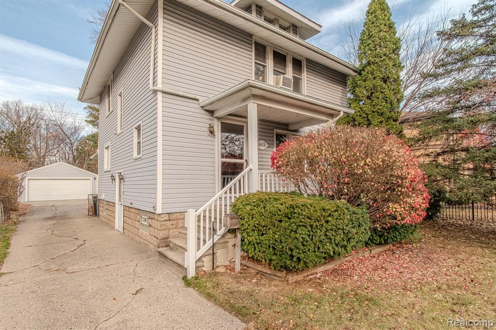 613 E LINCOLN Avenue