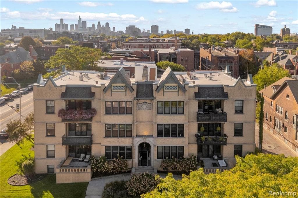 615 W Hancock Street 6