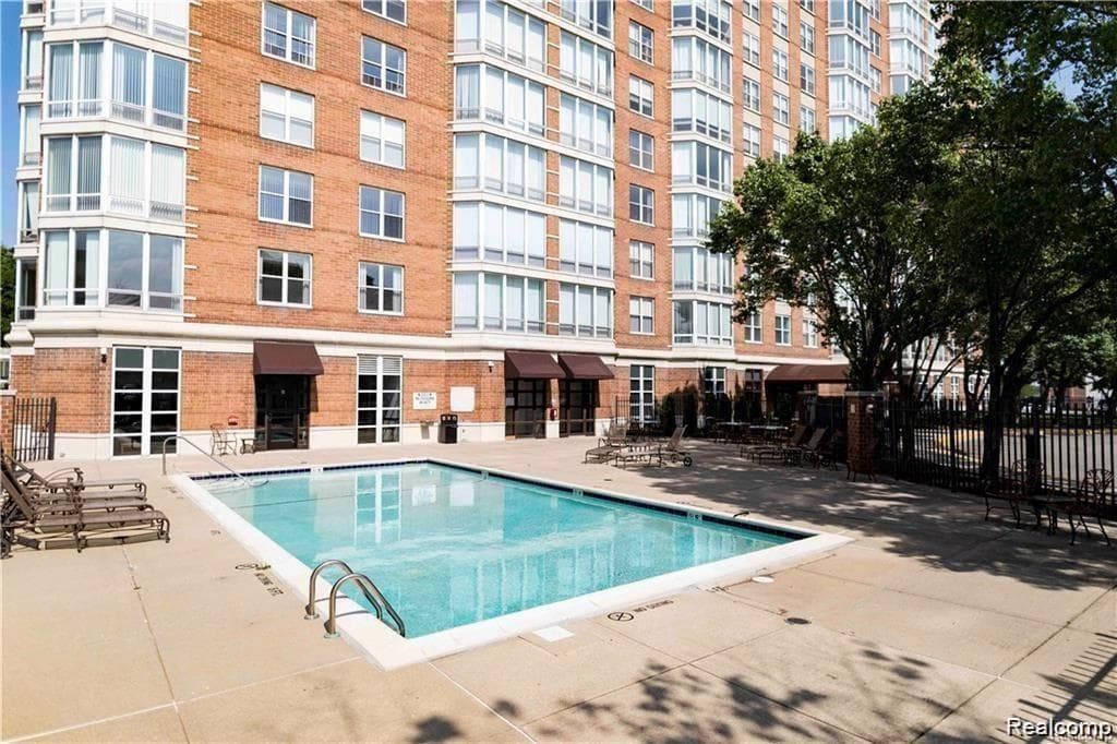 250 E HARBORTOWN Drive 1011