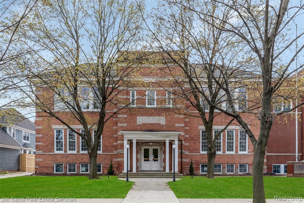 389 Saint Clair #101 Avenue