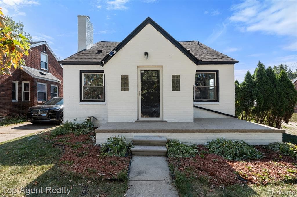 15510 Veronica Avenue