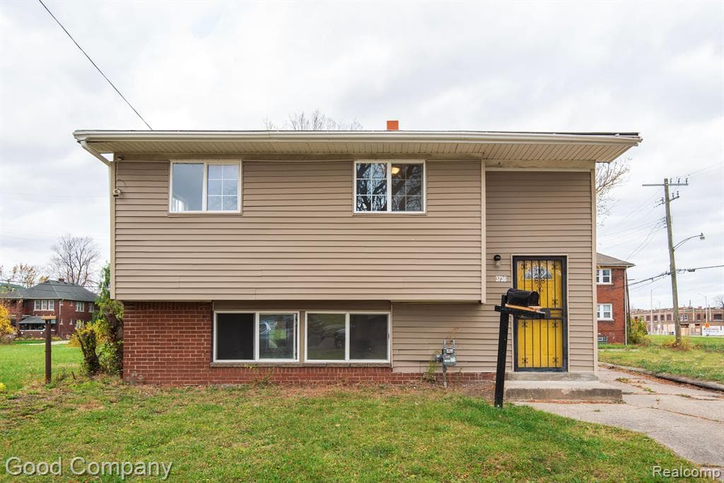 3736 W BOSTON Boulevard