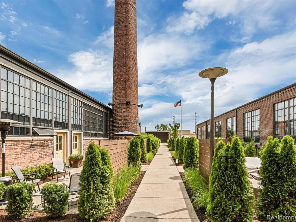 3434 RUSSELL Street 107