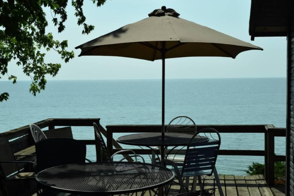 5537 Lakeshore Drive