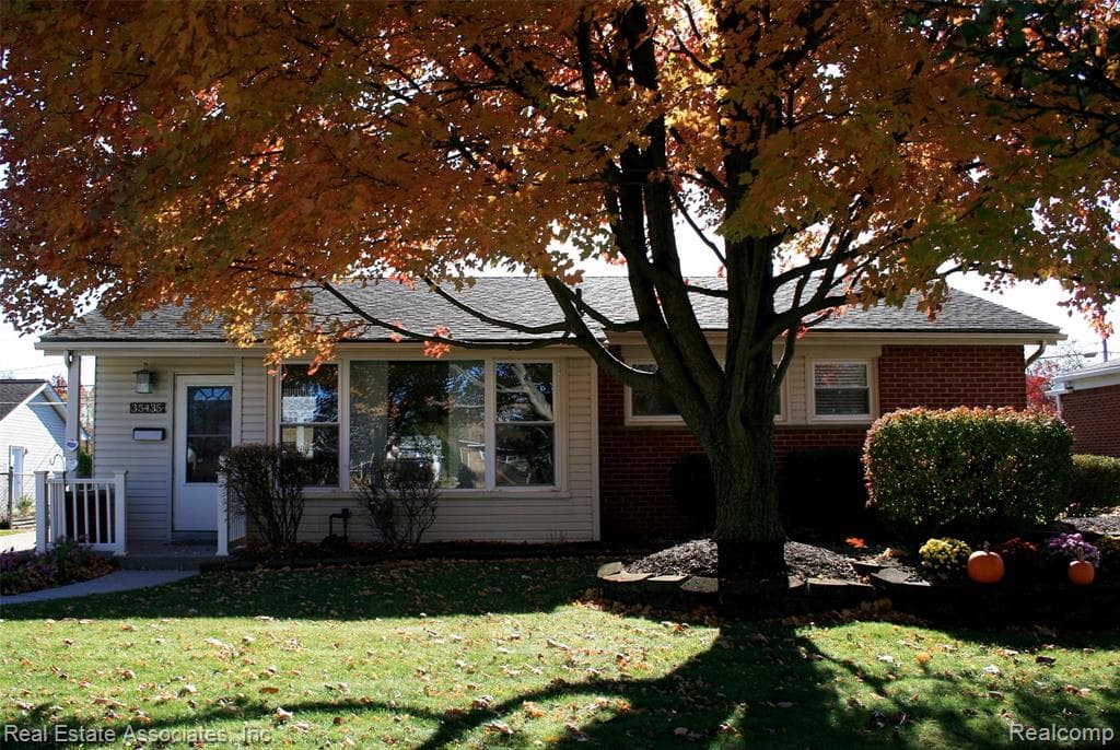 35435 W Chicago Street