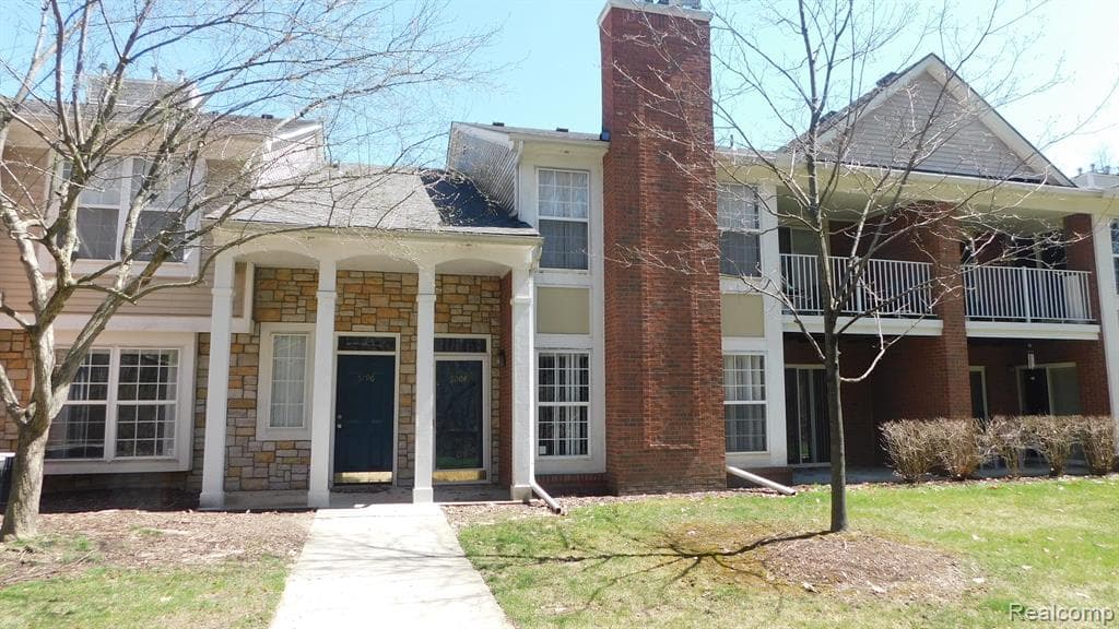 5204 PINE AIRES Drive