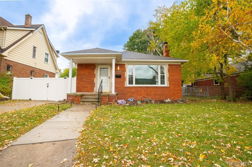 1583 Riverbank Street