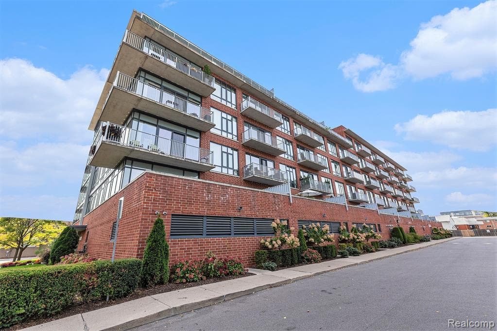 101 Curry Avenue 404