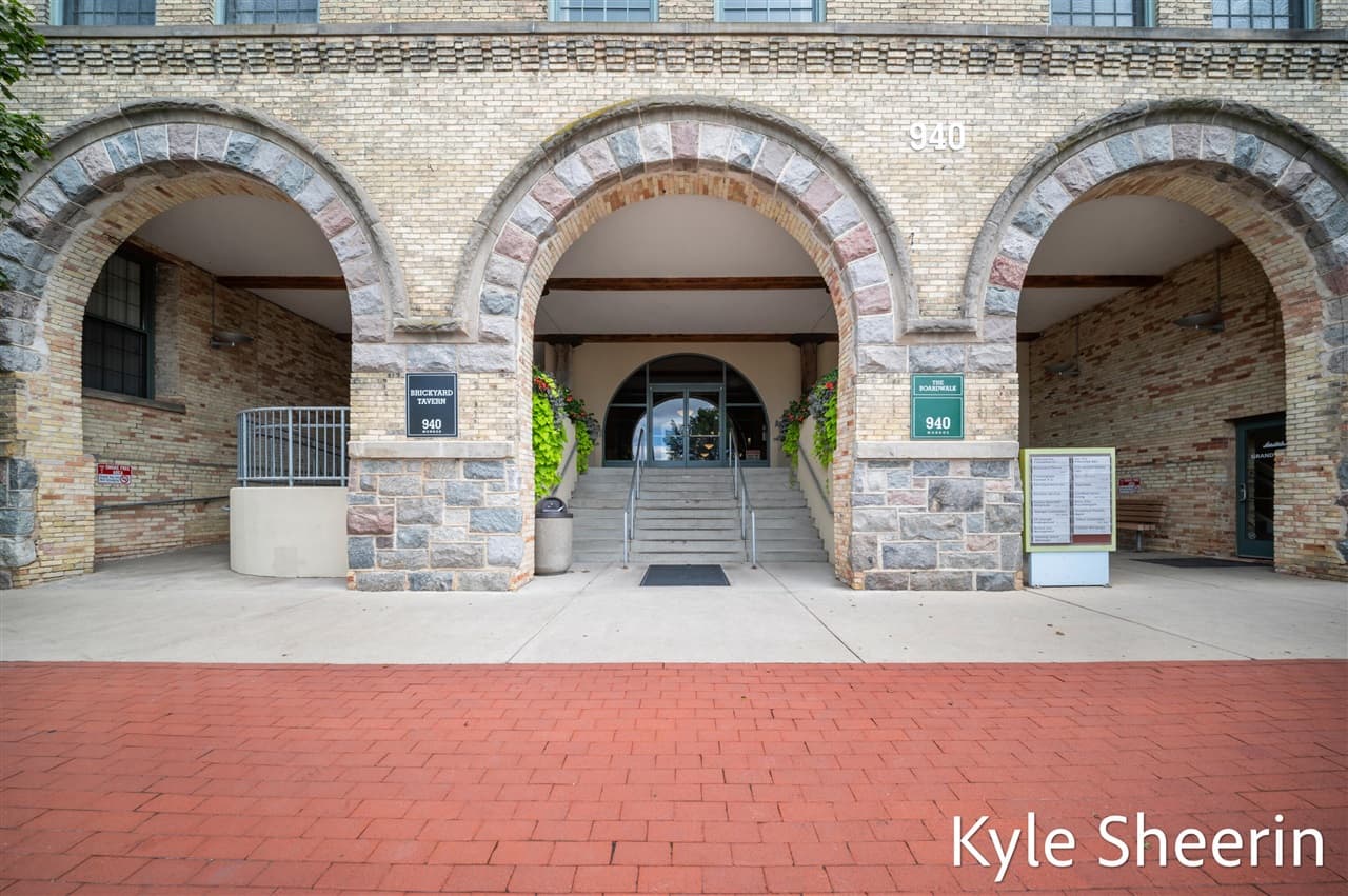 940 Monroe Avenue 206