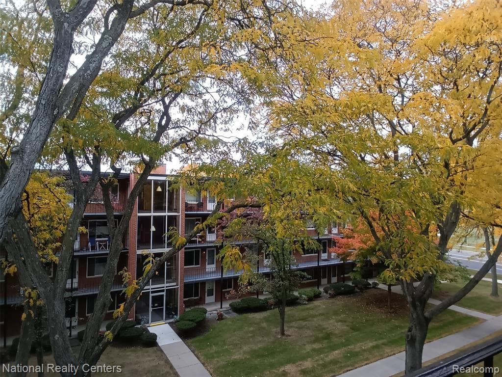 2915 13 Mile Road 406