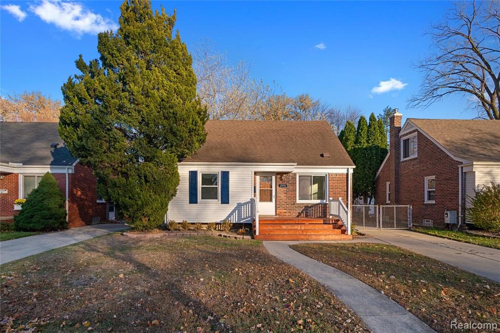 2956 N ALEXANDER Avenue