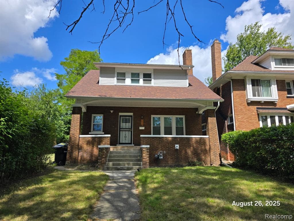 2518 N La Salle Gardens