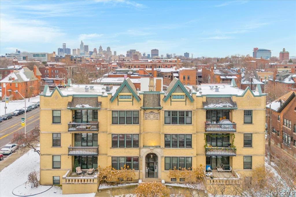 615 W Hancock Street 202