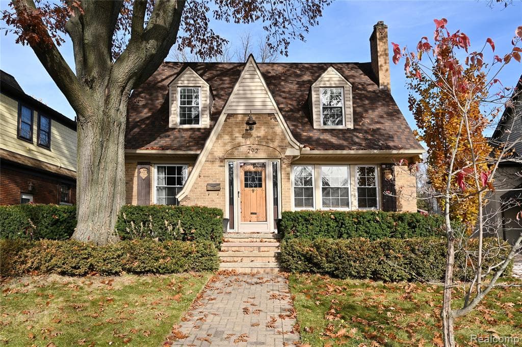 292 W Woodland Street