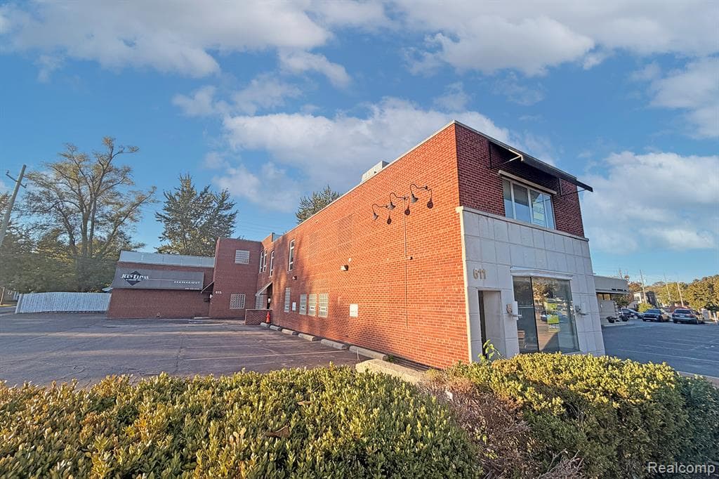 611 W 9 Mile Road