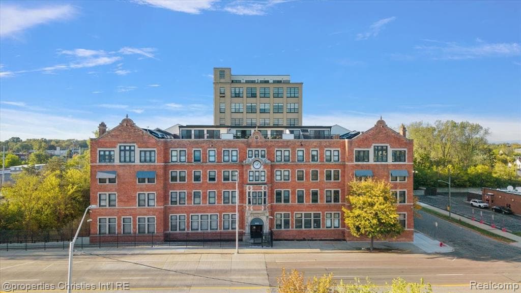 6533 E Jefferson Avenue 307