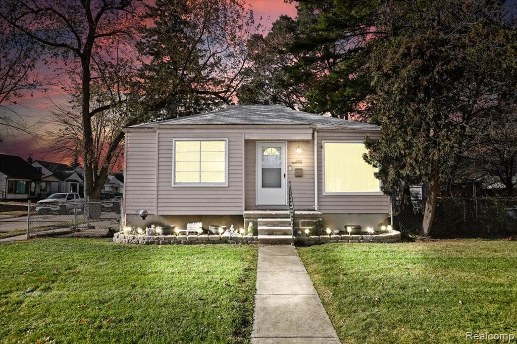 2490 Applewood Avenue