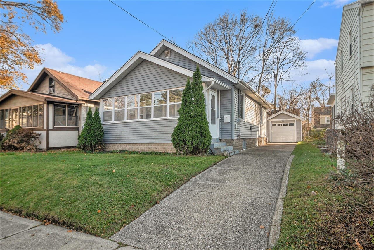 612 Woodridge Street