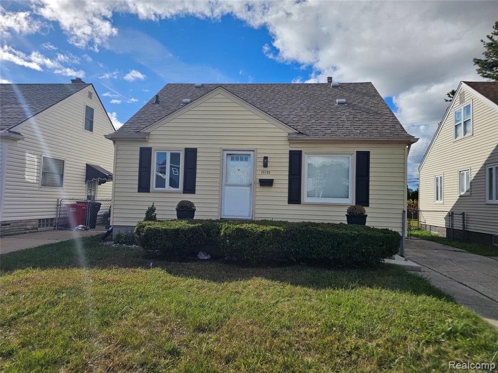 25795 Groveland Street