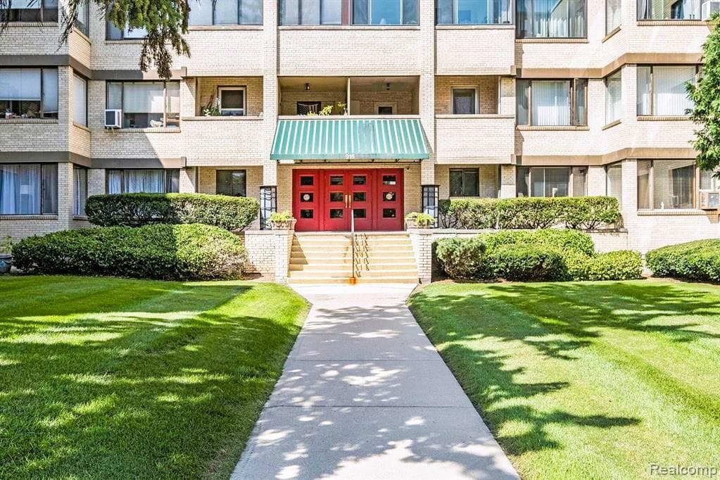 915 E Court Street 104