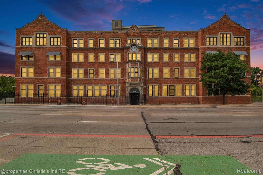 6533 E Jefferson 427