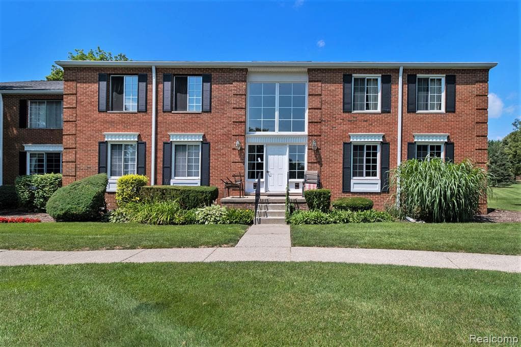 654 E FOX HILLS Drive