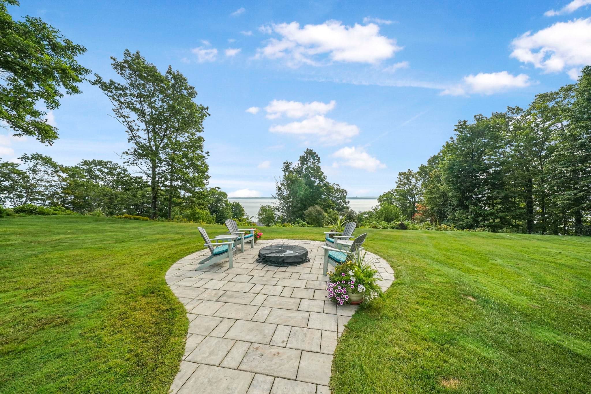 9546 Eastridge Drive