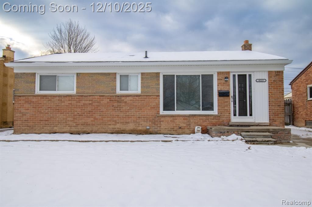 8225 N Hubbard Street